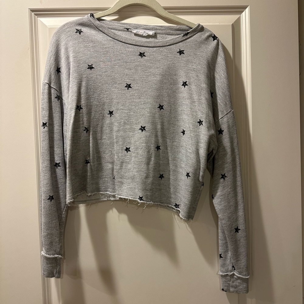 Long sleeve grey cotton sweater with black stars